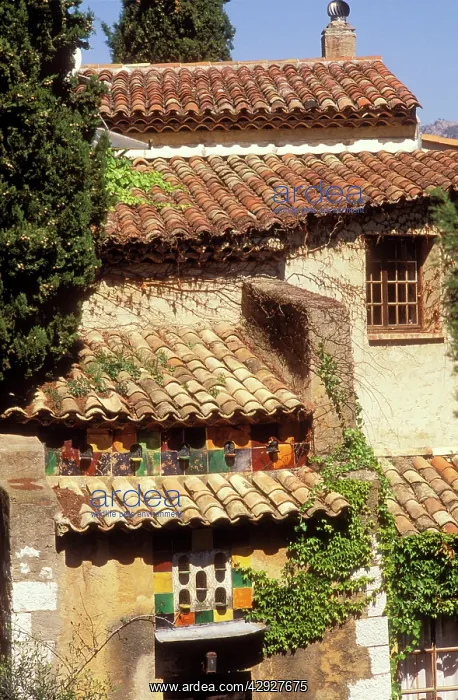  : FRANCE - Tiled roofs, Provence
