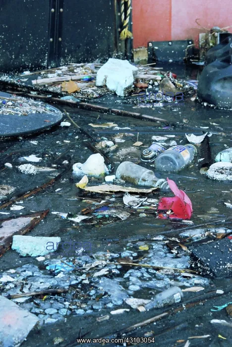 : Garbage Along Containment Boom, Newtown Creek, NYC : Garbage Along Containment Boom, Newtown Creek, NYC