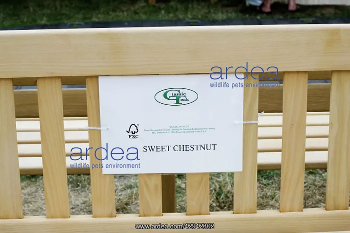 : Garden bench made of sweet chestnut carrying FSC trademark : Garden bench made of sweet chestnut carrying FSC trademark