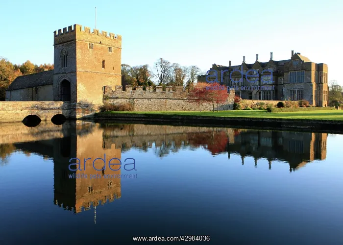 : Gatehouse and Moat of Broughton Castle : Gatehouse and Moat of Broughton Castle