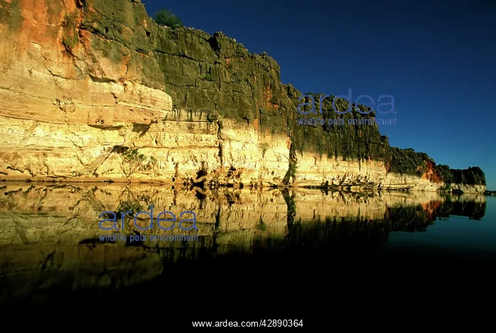  : Geikie Gorge - Fitzroy River cuts throughancient