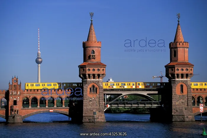 : Germany, Berlin, Kreuzberg. Oberbaum Bridge : Germany, Berlin, Kreuzberg. Oberbaum Bridge