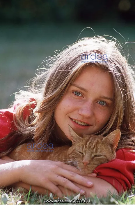 : GIRL cuddling CAT : GIRL cuddling CAT