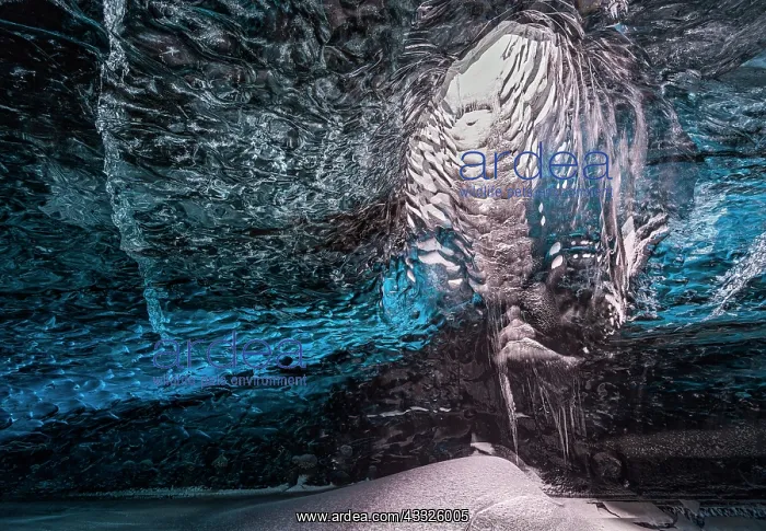 : Glacal cave in Vatnajoekull Nationalpark, Icelan : Glacal cave in Vatnajoekull Nationalpark, Icelan