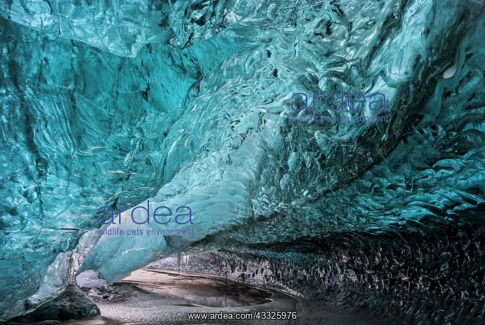 : Glacial cave in Vatnajoekull Nationalpark, Icela : Glacial cave in Vatnajoekull Nationalpark, Icela
