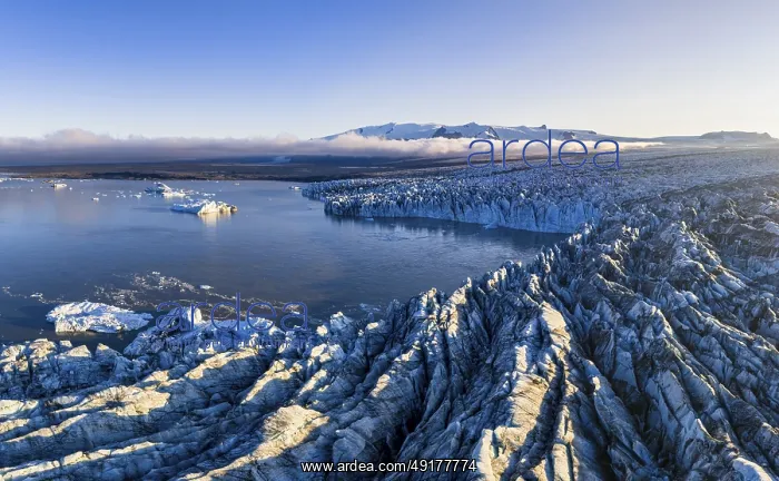  : Glacier and mountains of the Vatnajokull glacier