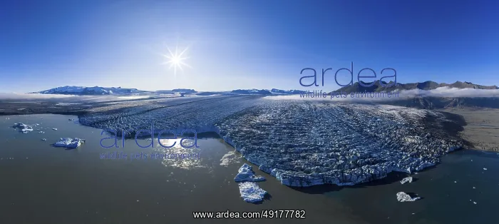  : Glacier and mountains of the Vatnajokull glacier