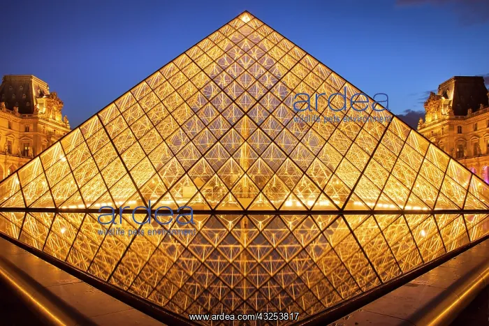 : Glass Pyramid at the entrance to Musee du : Glass Pyramid at the entrance to Musee du