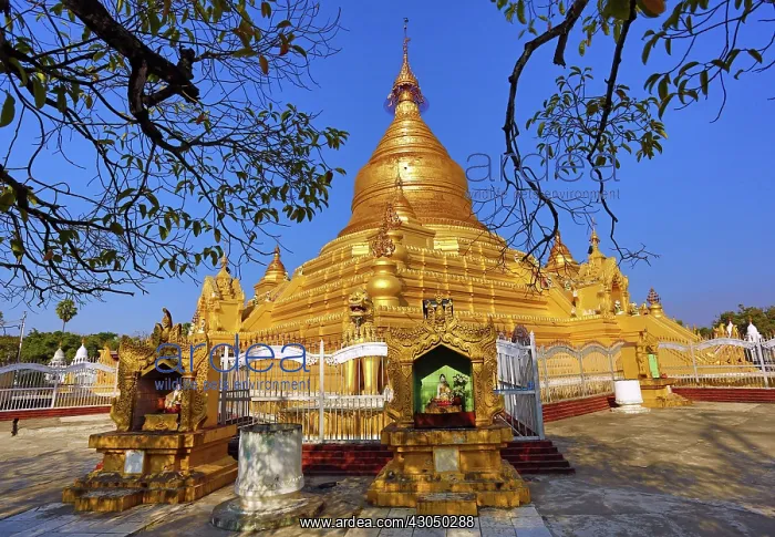 : Gold stupa of Kuthodaw Pagoda, Mandalay, Myanmar (Burma) : Gold stupa of Kuthodaw Pagoda, Mandalay, Myanmar (Burma)