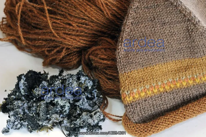 : Hank of Sheep wool dyed by craftsmen and hat France : Hank of Sheep wool dyed by craftsmen and hat France