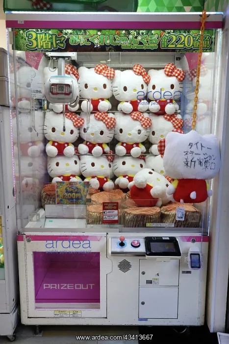 : Hello Kitty soft toy arcade crane machine in Shinjuku, Tokyo : Hello Kitty soft toy arcade crane machine in Shinjuku, Tokyo