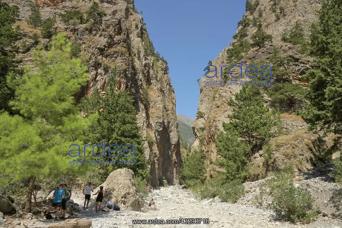 : Hiking trail, middle of the three narrows Iron Gates : Hiking trail, middle of the three narrows Iron Gates