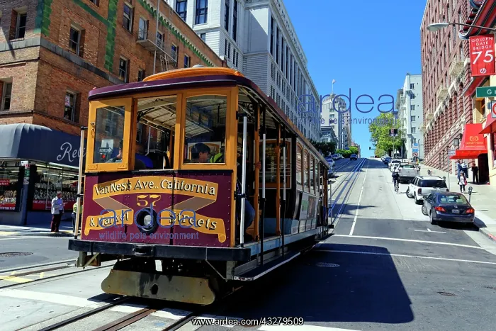 : The historic cable car on California Street, San : The historic cable car on California Street, San