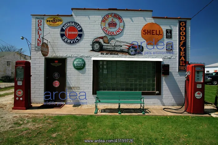 : Historic signs at a car garage next to route 66 : Historic signs at a car garage next to route 66