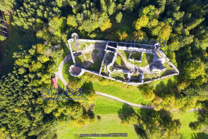 : Hohenfreyberg castle ruin from above, ground plan : Hohenfreyberg castle ruin from above, ground plan