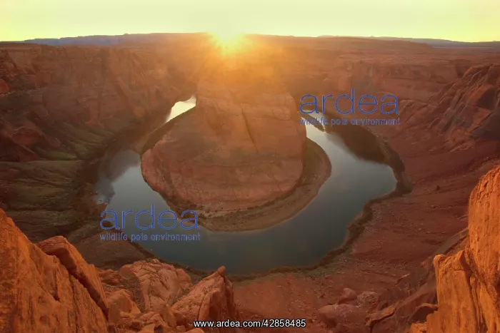 : Horseshoe Bend - dramatic view of a nearly 360 : Horseshoe Bend - dramatic view of a nearly 360