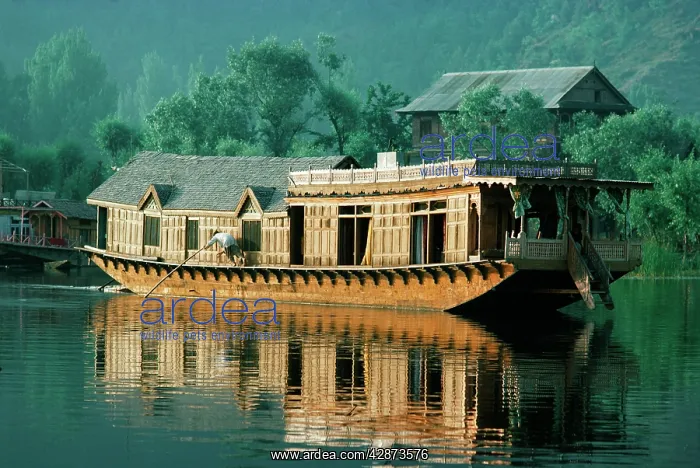 : Houseboat - Poled to new mooring : Houseboat - Poled to new mooring
