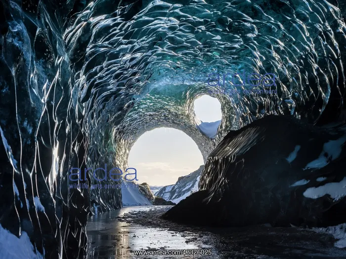 : Ice cave in Vatnajoekull National Park, Iceland : Ice cave in Vatnajoekull National Park, Iceland