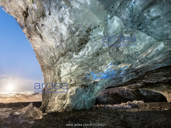 : Ice cave in the Vatnajoekull NP, Iceland. Ice ca : Ice cave in the Vatnajoekull NP, Iceland. Ice ca