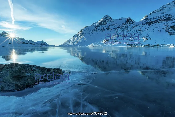 : Ice structures and rock in the black ice of the : Ice structures and rock in the black ice of the