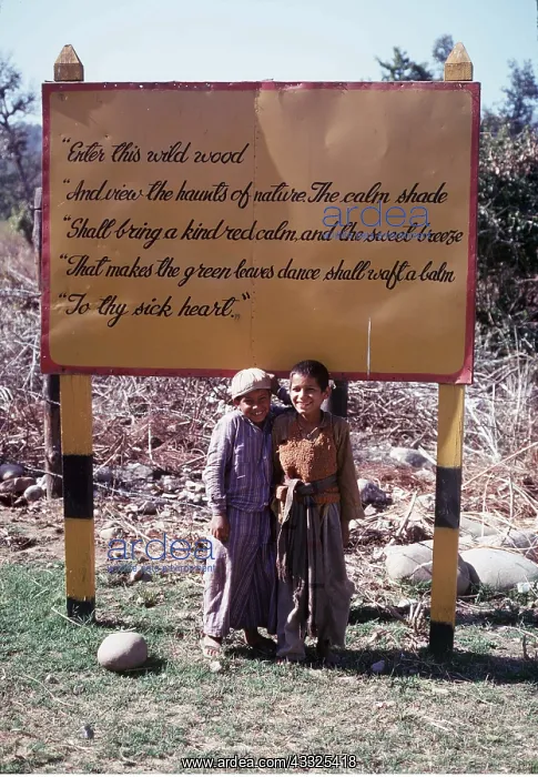 : INDIA - children stand by Inscription : INDIA - children stand by Inscription