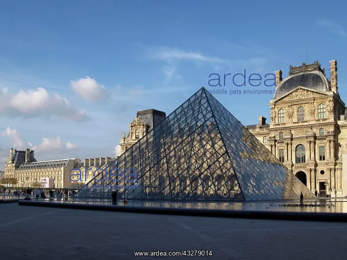  : Inner courtyard of the Louvre with pyramid, Paris