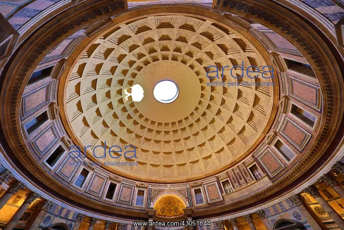 : Inside the dome of the Pantheon di Roma church : Inside the dome of the Pantheon di Roma church