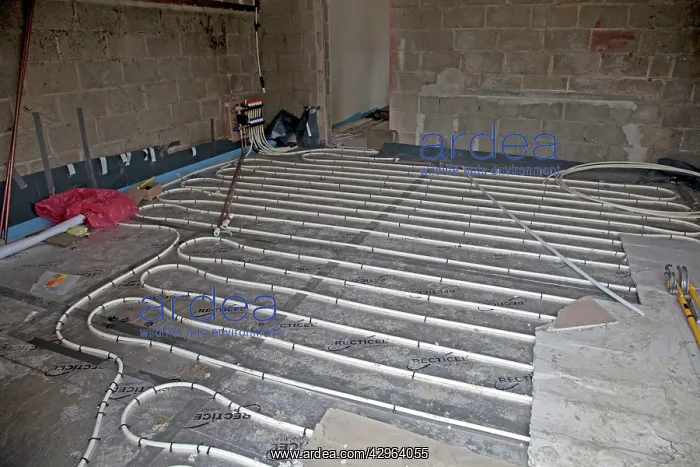 : Installing underfloor heating pipes in new office building : Installing underfloor heating pipes in new office building