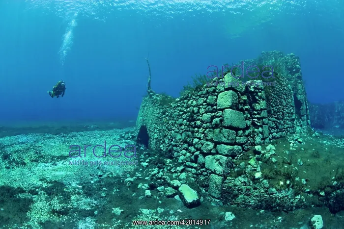 : Italy, Abruzzo, Capestrano, Capo d'Acqua lake scuba diver ex : Italy, Abruzzo, Capestrano, Capo d'Acqua lake scuba diver ex
