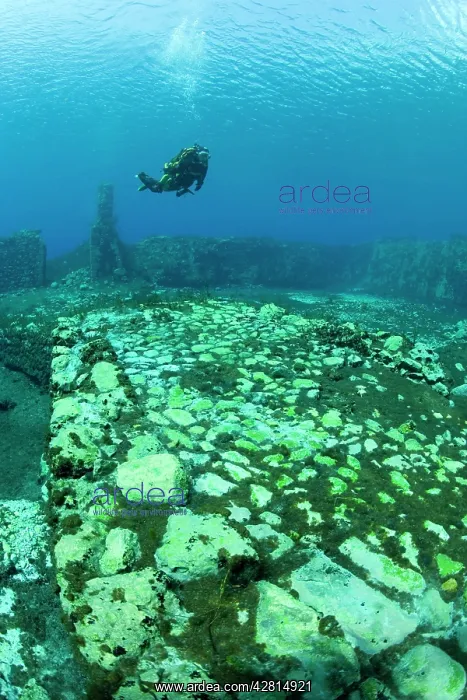 : Italy, Abruzzo, Capestrano, Capo d'Acqua lake scuba diver ex : Italy, Abruzzo, Capestrano, Capo d'Acqua lake scuba diver ex