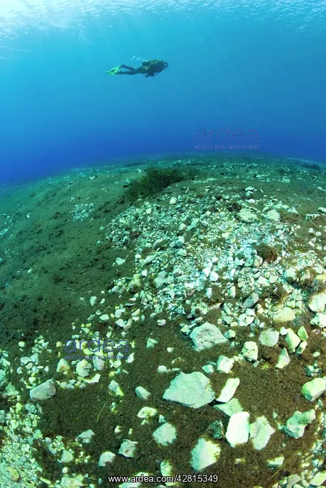 : Italy, Abruzzo, Capestrano, Capo d'Acqua lake scuba diver ex : Italy, Abruzzo, Capestrano, Capo d'Acqua lake scuba diver ex