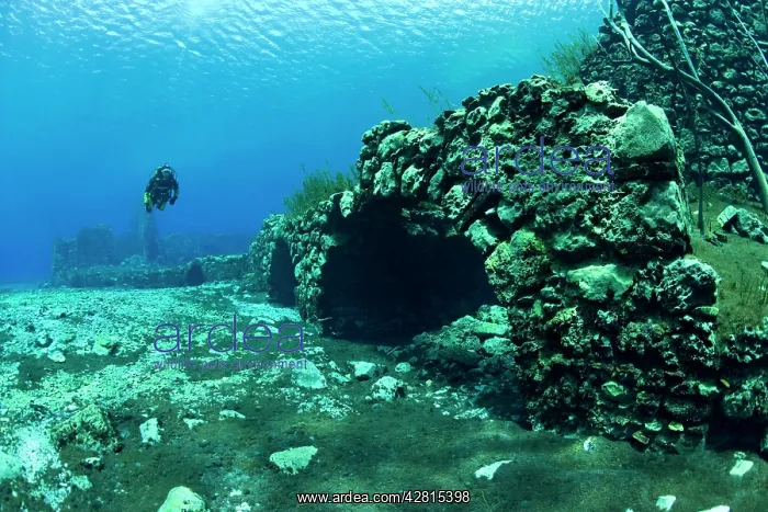 : Italy, Abruzzo, Capestrano, Capo d'Acqua lake scuba diver ex : Italy, Abruzzo, Capestrano, Capo d'Acqua lake scuba diver ex