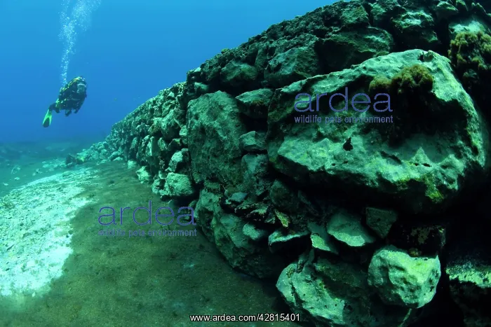 : Italy, Abruzzo, Capestrano, Capo d'Acqua lake scuba diver ex : Italy, Abruzzo, Capestrano, Capo d'Acqua lake scuba diver ex