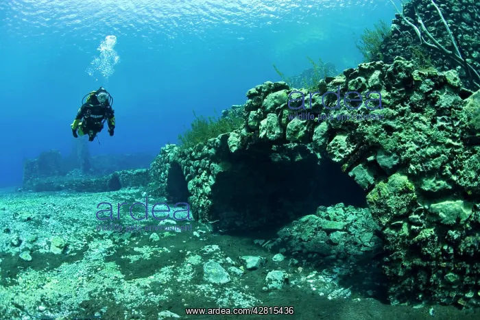 : Italy, Abruzzo, Capestrano, Capo d'Acqua lake scuba diver ex : Italy, Abruzzo, Capestrano, Capo d'Acqua lake scuba diver ex