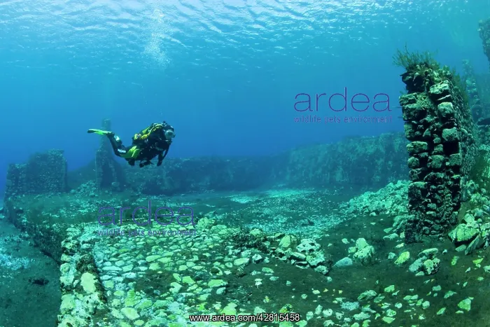 : Italy, Abruzzo, Capestrano, Capo d'Acqua lake scuba diver ex : Italy, Abruzzo, Capestrano, Capo d'Acqua lake scuba diver ex
