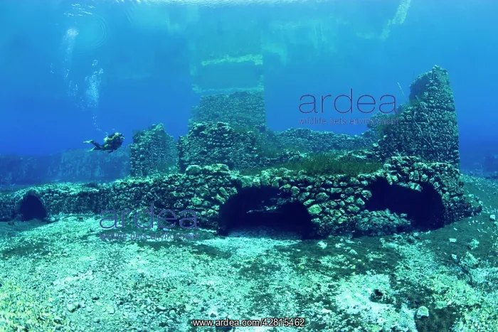 : Italy, Abruzzo, Capestrano, Capo d'Acqua lake scuba diver ex : Italy, Abruzzo, Capestrano, Capo d'Acqua lake scuba diver ex