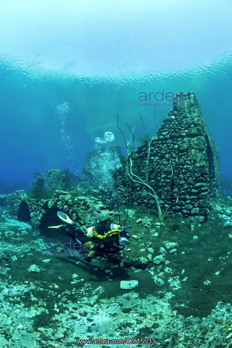 : Italy, Abruzzo, Capestrano, Capo d'Acqua lake scuba diver ex : Italy, Abruzzo, Capestrano, Capo d'Acqua lake scuba diver ex