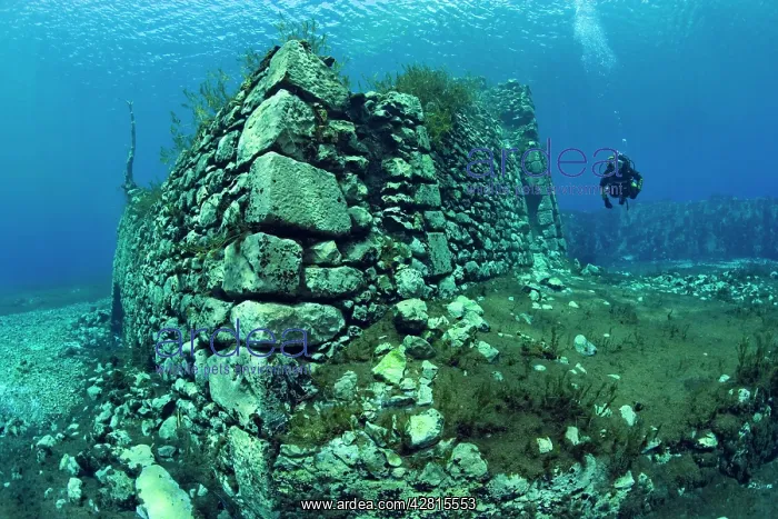: Italy, Abruzzo, Capestrano, Capo d'Acqua lake scuba diver ex : Italy, Abruzzo, Capestrano, Capo d'Acqua lake scuba diver ex
