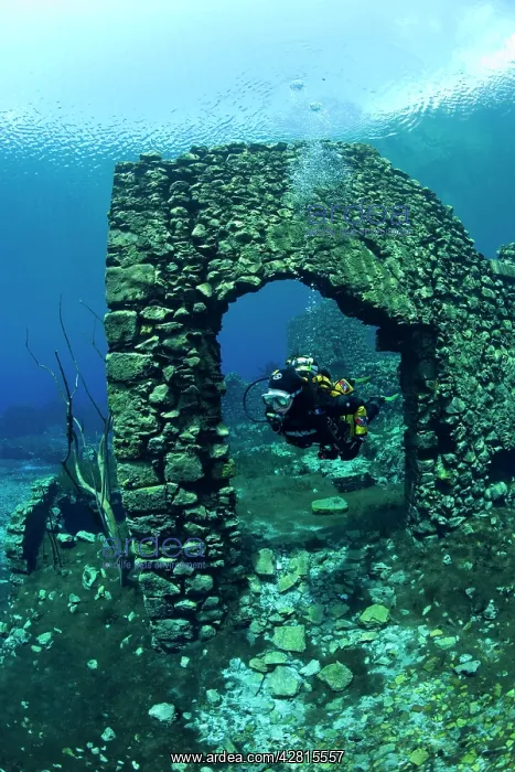  : Italy, Abruzzo, Capestrano, Capo d'Acqua lake scuba diver ex
