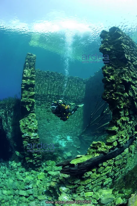 : Italy, Abruzzo, Capestrano, Capo d'Acqua lake scuba diver ex : Italy, Abruzzo, Capestrano, Capo d'Acqua lake scuba diver ex
