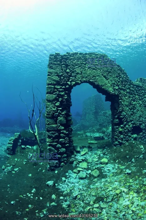 : Italy, Abruzzo, Capestrano, Capo d'Acqua lake the walls of t : Italy, Abruzzo, Capestrano, Capo d'Acqua lake the walls of t