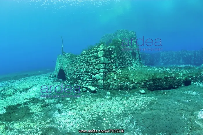 : Italy, Abruzzo, Capestrano, Capo d'Acqua lake the walls of t : Italy, Abruzzo, Capestrano, Capo d'Acqua lake the walls of t