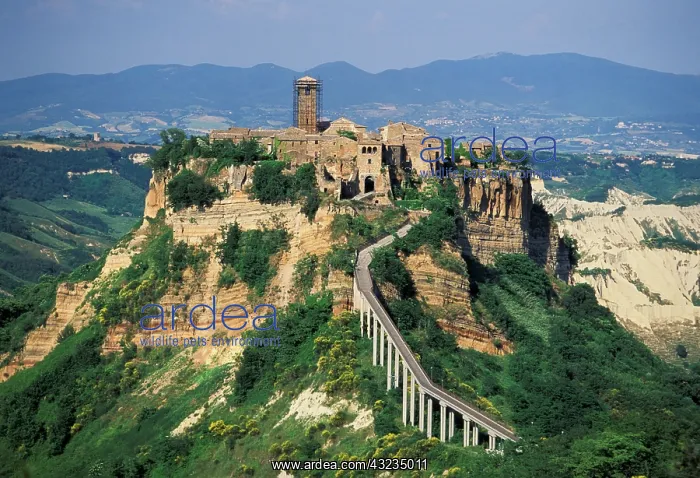 : Italy, Civita di Bagnoregio. Footbridge : Italy, Civita di Bagnoregio. Footbridge