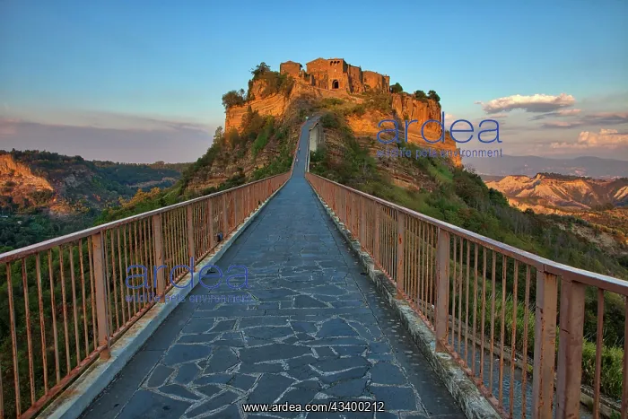 : Italy, Tuscany. Evening light of Civita di Bagnoregio : Italy, Tuscany. Evening light of Civita di Bagnoregio