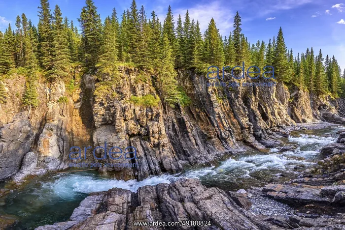 : The jagged outcrops of tilted sedimentary rock give the Tiger Jaws Gorge its name : The jagged outcrops of tilted sedimentary rock give the Tiger Jaws Gorge its name