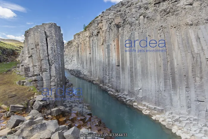 : Jnkla glacial river and basalt columns, volcanic rock format : Jnkla glacial river and basalt columns, volcanic rock format
