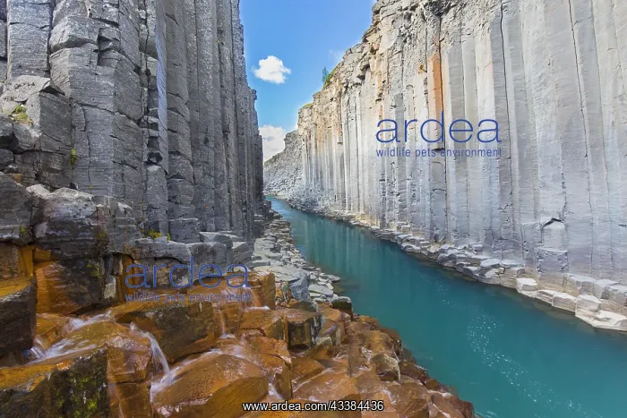 : Jnkla glacial river and basalt columns, volcanic rock format : Jnkla glacial river and basalt columns, volcanic rock format