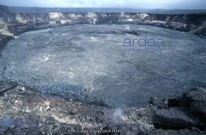 : Kilauea Volcano Caldera : Kilauea Volcano Caldera