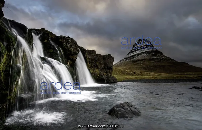 : Kirkjufell Mountain and waterfalls at dawn