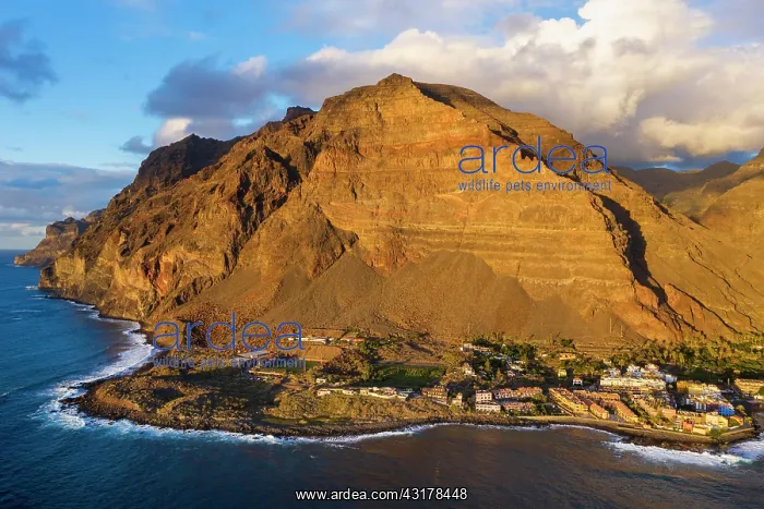 : La Playa village, Riscos de la Merica mountain : La Playa village, Riscos de la Merica mountain